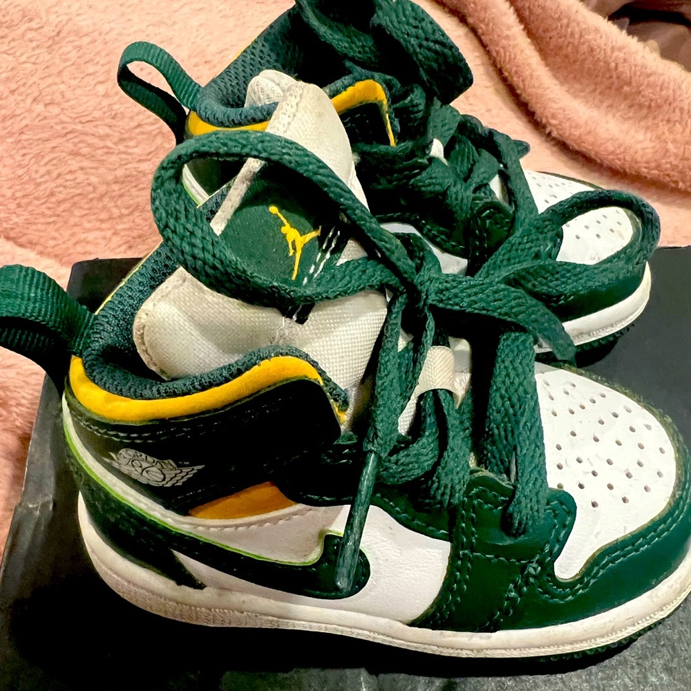 Air Jordan 1  Mid GS green white sneakers